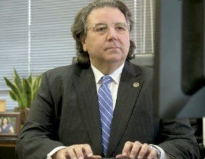 Rafael Velazco renuncia como superintendente de Electricidad
