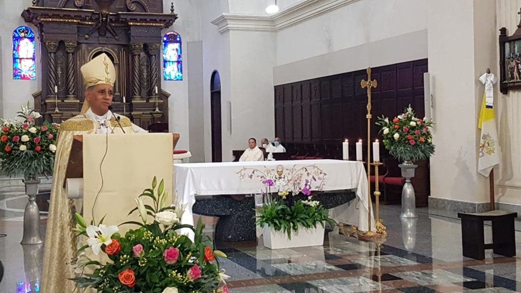 Delivering his homily on the occasion of the 159th anniversary of the Restoration of the Republic, an event held in the Santiago Cathedral, Bretón Martínez said that, on the contrary, the unscrupulous attitude of an official who seizes the resources of the people-state saddens the Homeland.
