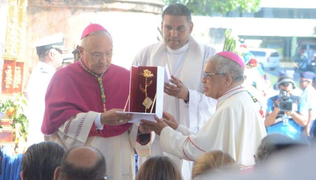 Edgar Peña Parra entrega una flor en oro  enviada por el Papa Francisco  a la Virgen, que recibe Francisco Ozoria.