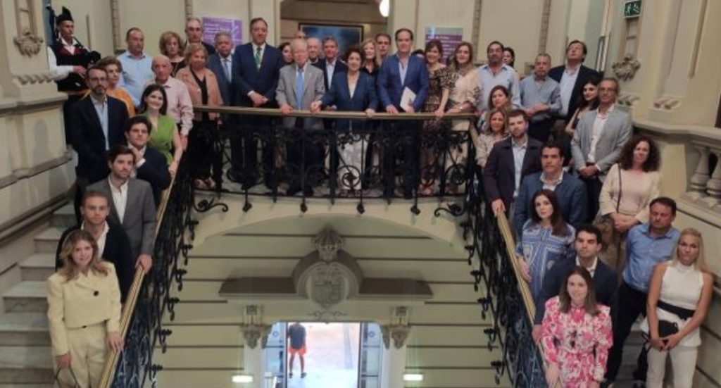 Pepín Corripio juntos  familiares y asistentes al acto de reconocimiento en la alcaldía de Villaviciosa.