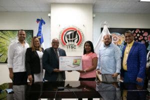 ITSC y Fundación Fondo Quisqueya entregan laptops a estudiantes