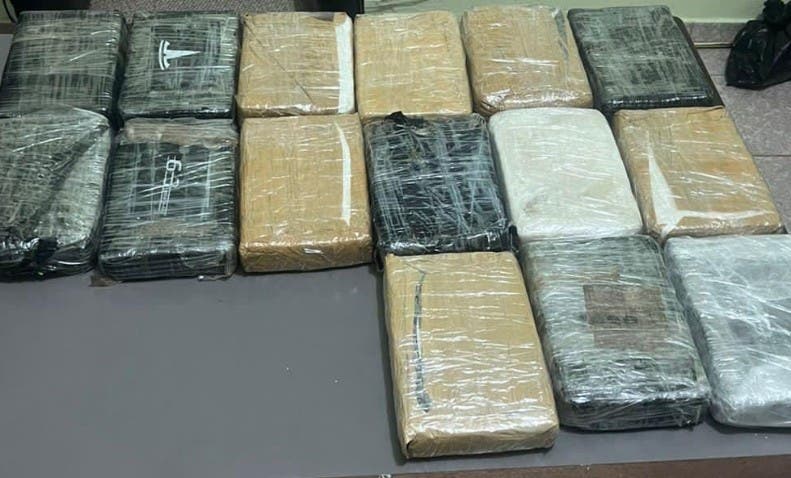 Ocupan 15 paquetes de cocaína en auto