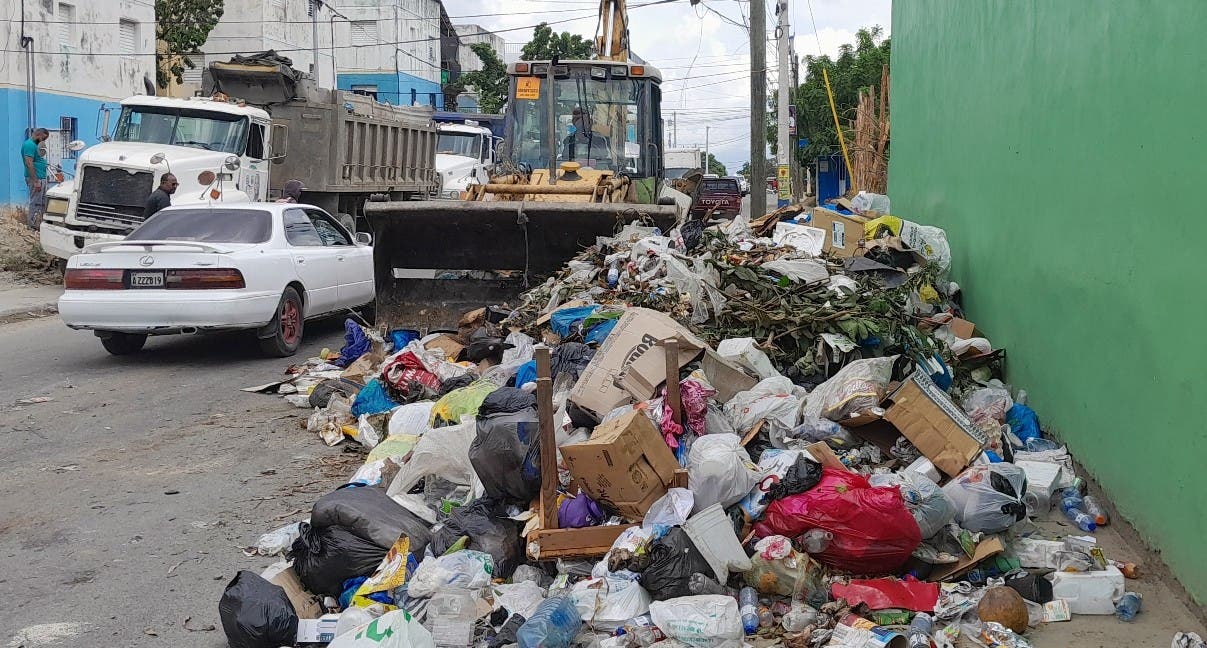 Alcaldía Alcarrizos saca basura de calles