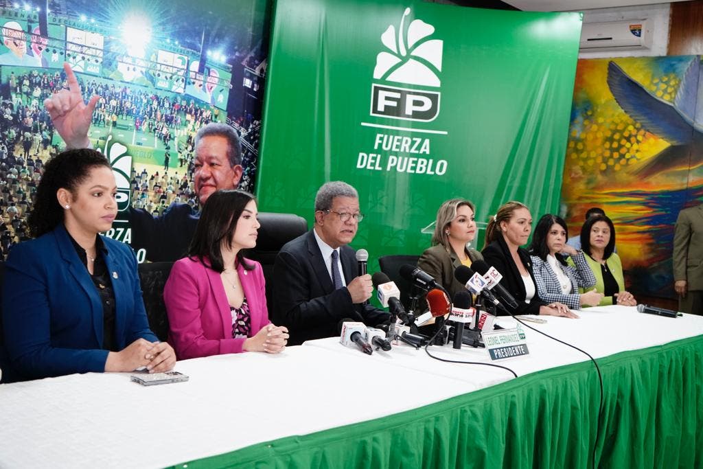 El expresidente Leonel Fernández encabeza la rueda de prensa de la FP donde se hizo una evaluación de los dos años de Gobierno del presidente Luis Abinader