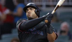 Jesús Aguilar firma acuerdo de Liga Menor con los Orioles