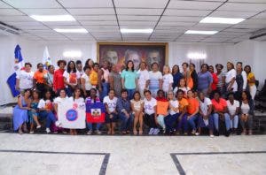 Alcaldía Salcedo recibe grupo de mujeres de Centroamérica y el Caribe