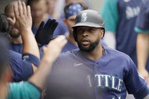 Santana aporta jonrón a remontada de Marineros ante Yanquis