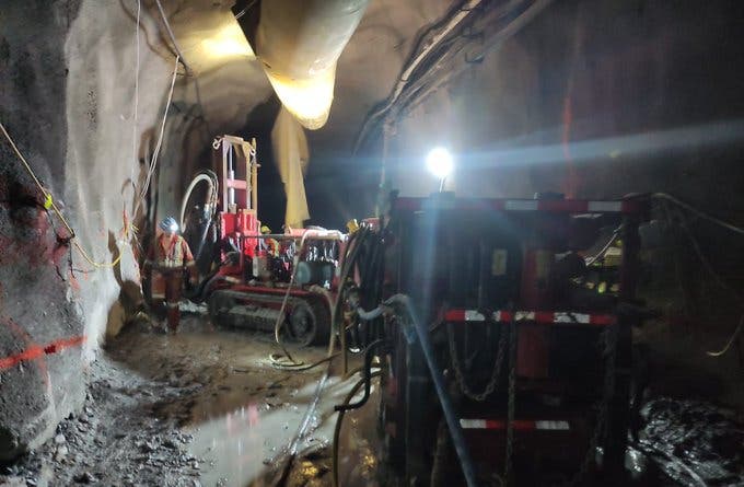 Técnicos trabajan en el túnel que será utilizado para rescatar a dos mineros atrapados en la mina Cerro de Maimón y donde el presidente Luis Abinader acudirá esta tarde a supervisar las labores de rescate