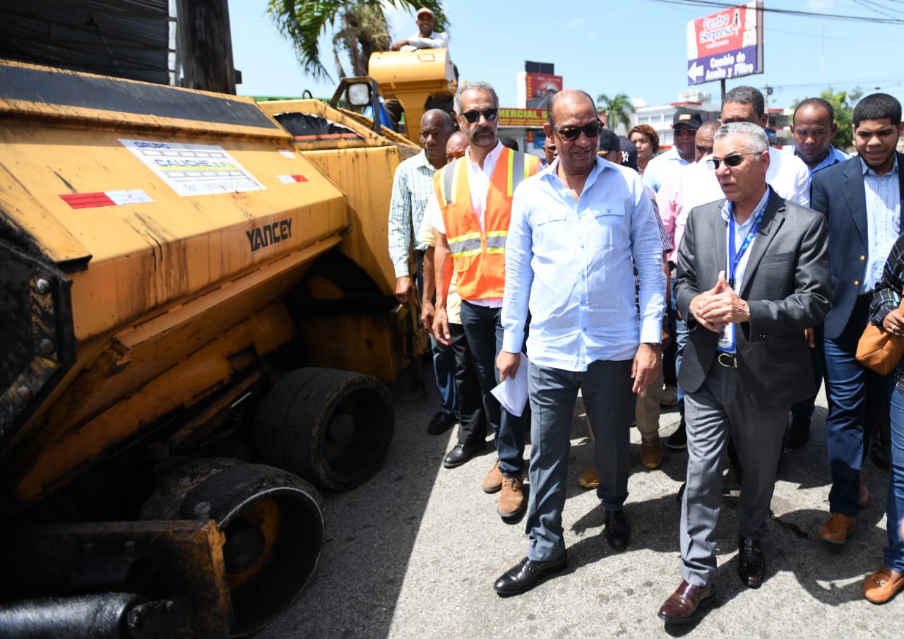 Inician plan de asfaltado en Santo Domingo Este