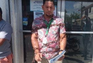 Hombre se encadena en puerta Edenorte por alza servicio eléctrico