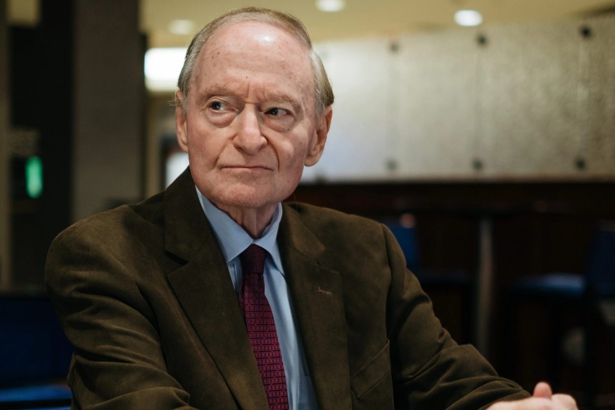 Hallan muerto al financiero Steven Hoffenberg, socio de Epstein