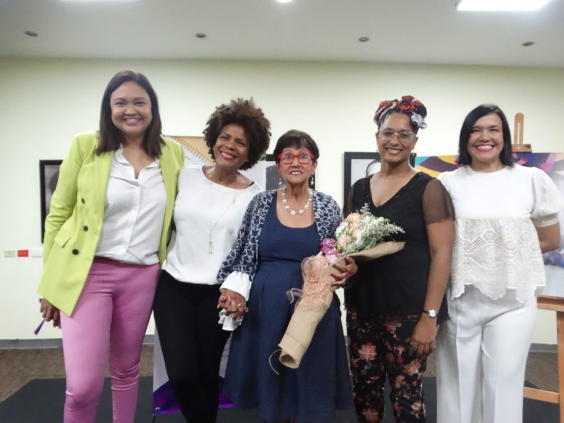 Celebran encuentro de escritoras
