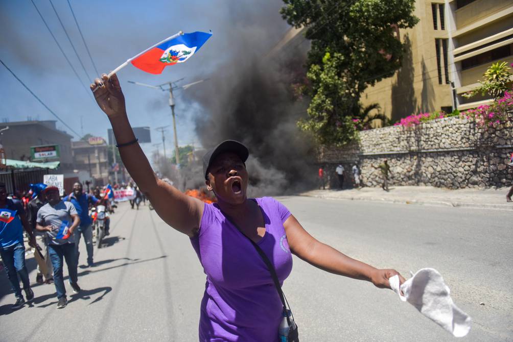 Hombre muere en protestas por alto costo de la vida en Haití