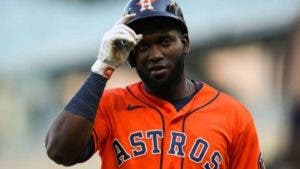 Yordan Álvarez llevado a hospital al presentar dificultad para respirar