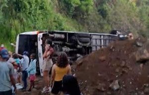 Al menos 15 personas resultan heridas al accidentarse autobús en Jarabacoa