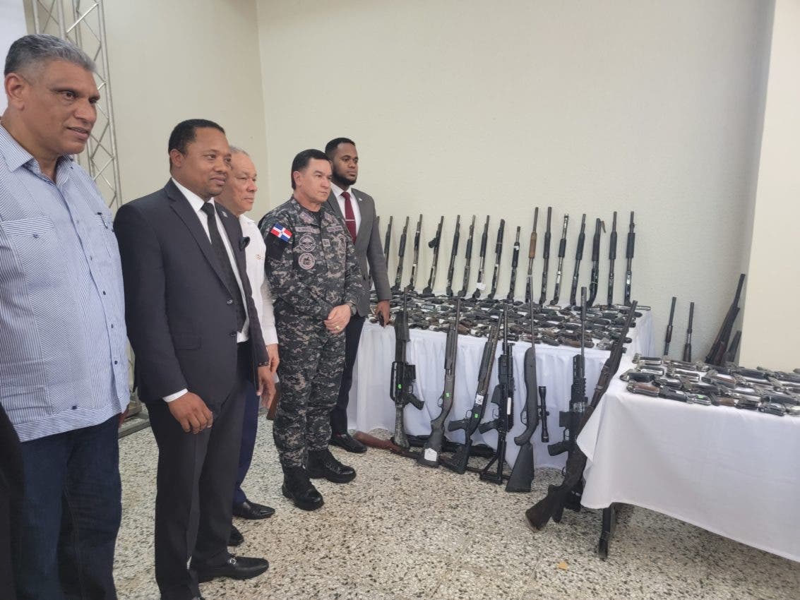 Fiscalía en Peravia entrega armas de fuego a Interior y Policía