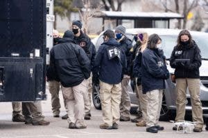 Policía mata a hombre que intentó irrumpir en oficina de FBI