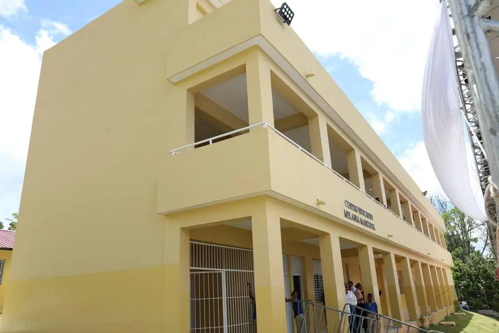 Abinader inaugura la escuela Melania Manzueta en el sector de Mata de Plátanos, municipio de Peralvillo