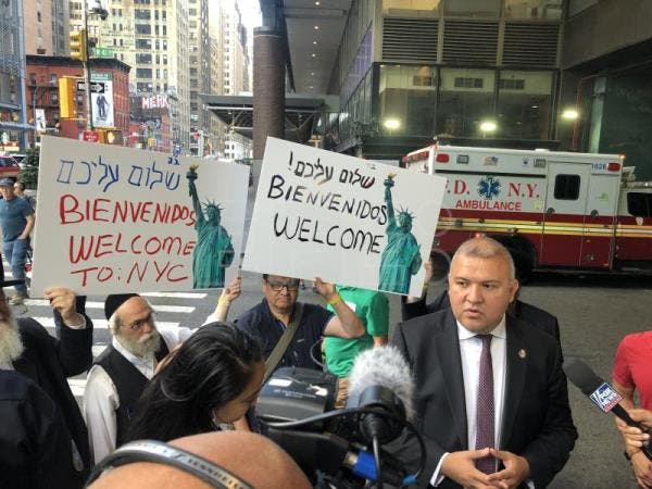Nueva York dice que Gobierno de Texas envía a los inmigrantes «como ganado»