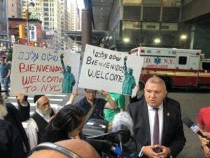 NY acusa gobernador Texas de usar inmigrantes como «arma humana»