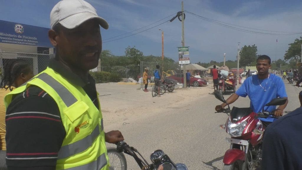 Un seguridad de Aduanas mató a un haitiano durante el desarrollo del mercado binacional en Pedernales este viernes.