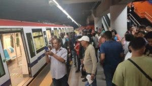 Humo en vagón del Metro alerta a usuarios