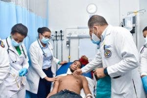 Mineros reciben atención médica en hospital Ramón de Lara