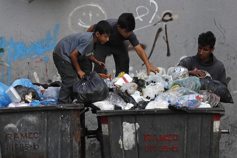 Hurgar en basura, recurso infantil para ganarse la vida en Líbano