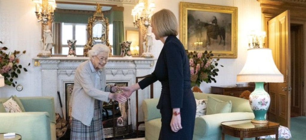 Famosos reaccionan a muerte de la reina Isabel II