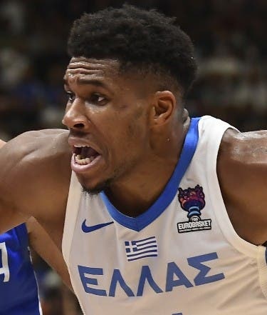 Giannis se sienta con un poco de «molestias»