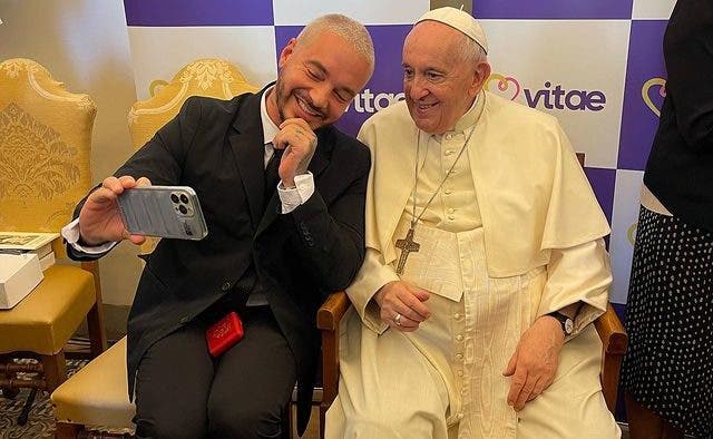 J Balvin: «Estoy seguro de que al papa le gusta el reguetón»