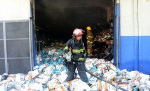 Fuego afecta almacén alimentos de animales