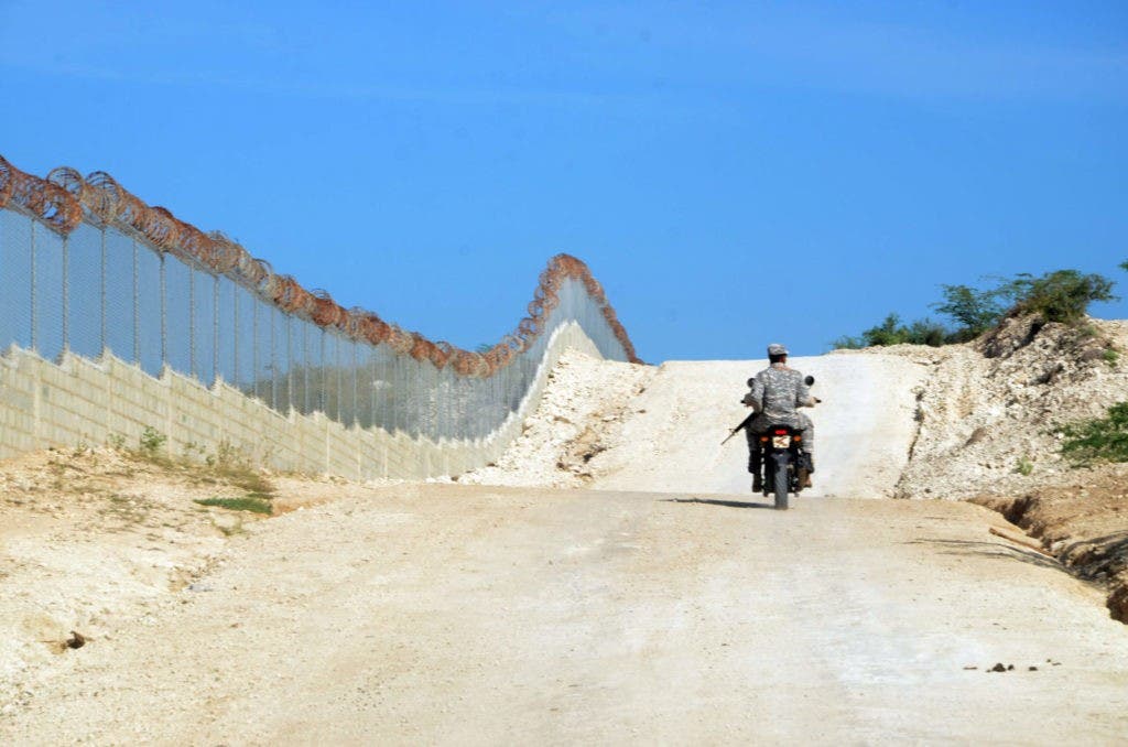 Una patrulla de militares dominicanos vigila la zona fronteriza con Jimaní próximo al muro que construye el Gobierno para evitar la entrada de ilegales de Haití