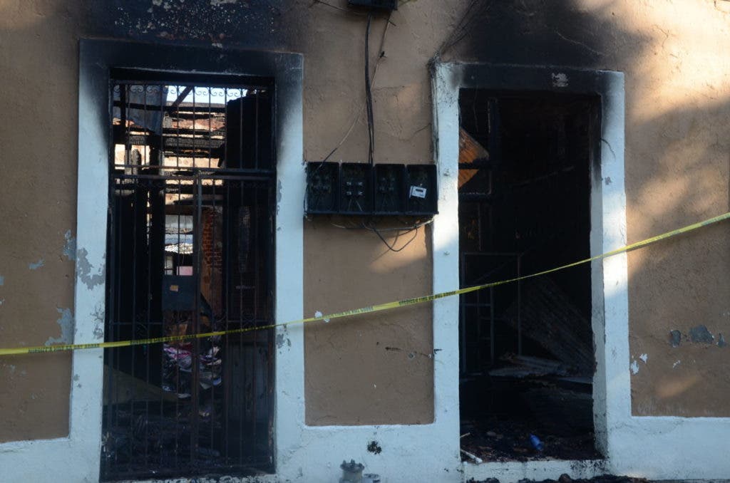 Alto voltaje habría originado incendio en un edificio de la calle José Gabriel García con Hostos en la Ciudad Colonial.