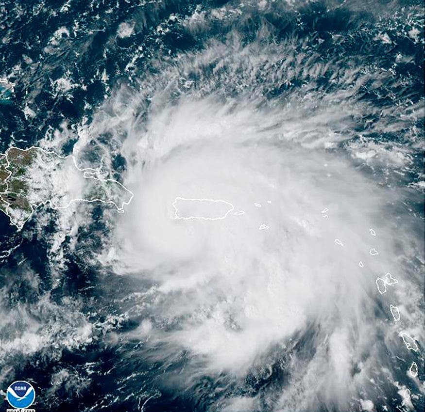 Huracán Fiona se fortalece y su ojo está muy cerca de Puerto Rico