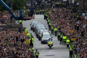 Escoceses despiden a Isabel en su cortejo fúnebre