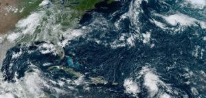 Danielle es de nuevo huracán y Earl moja una zona del Caribe oriental