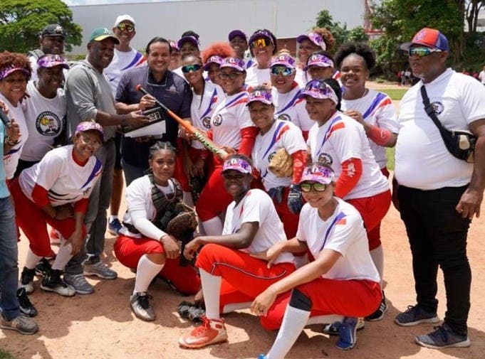 Viceministro dona útiles para clásico de softbol Los Peralejos