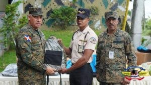 Entregan útiles escolares a miembros de las Fuerzas Armadas