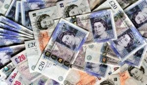 La libra esterlina cae a su nivel más bajo desde 1985