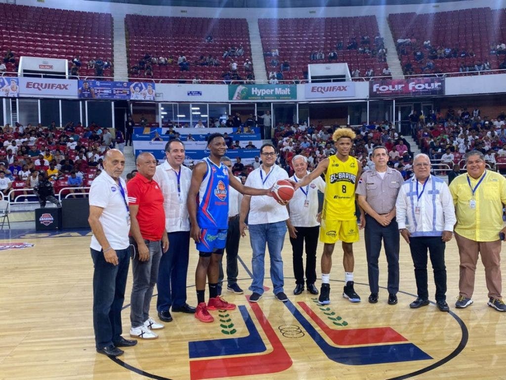 Superintendente de Electricidad realiza saque de honor en partido baloncesto 