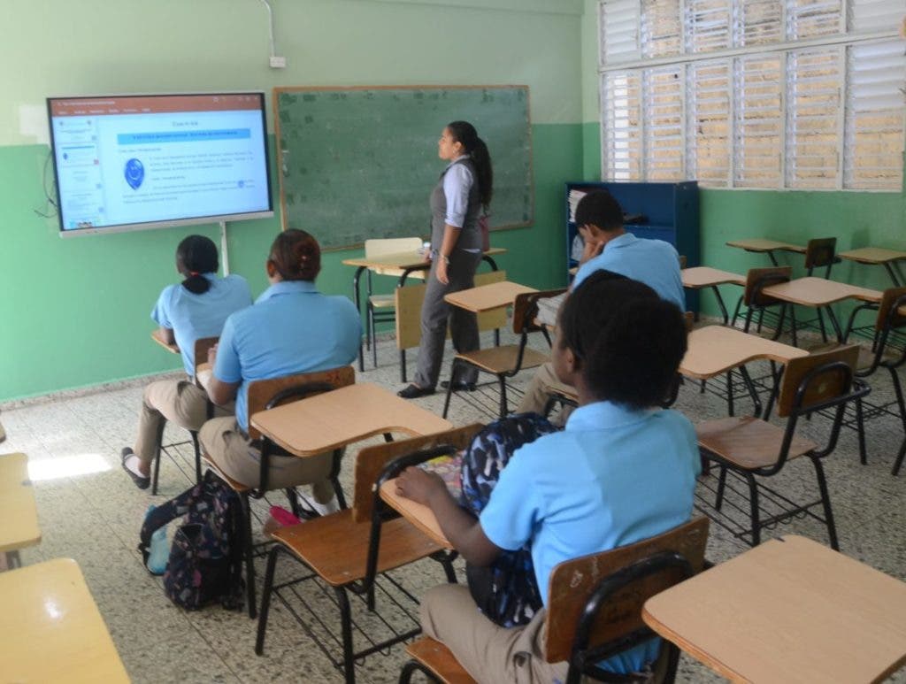 La baja asistencia a clases de los alumnos lo atribuyen la falta de uniformes escolares de muchos estudiantes y a las lluvias