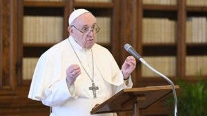 Papa afirma que sueldos en empresas no deben ser tan desiguales