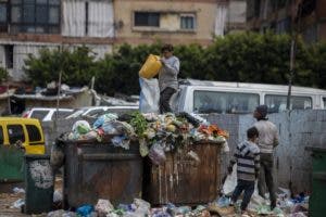 Hurgar en basura, recurso infantil para ganarse la vida en Líbano