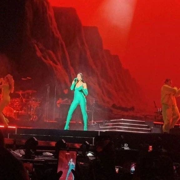 El concierto de Dua Lipa comenzó con la presentación de sus bailarines en las pantallas muy al estilo de los ochenta con la canción “Physical”, y la presencia de la cantante, quien vestida de verde enardeció a los miles de asistentes. 