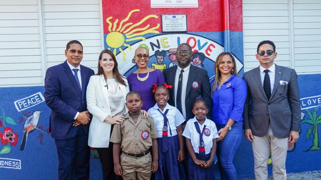 Jamaica: Ministra de Educación y embajadora dominicana inauguran año escolar