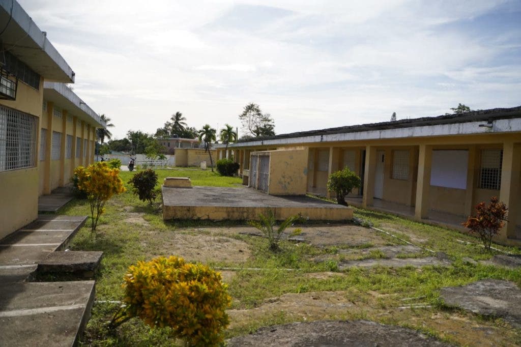 El ministro de Educación hizo un recorrido por varias escuelas afectadas por el huracán en Higüey, El Seibo, Hato Mayor y San Pedro de Macorís, y al conversar con sus respectivos directores éstos se comprometieron a iniciar la docencia el próximo lunes.