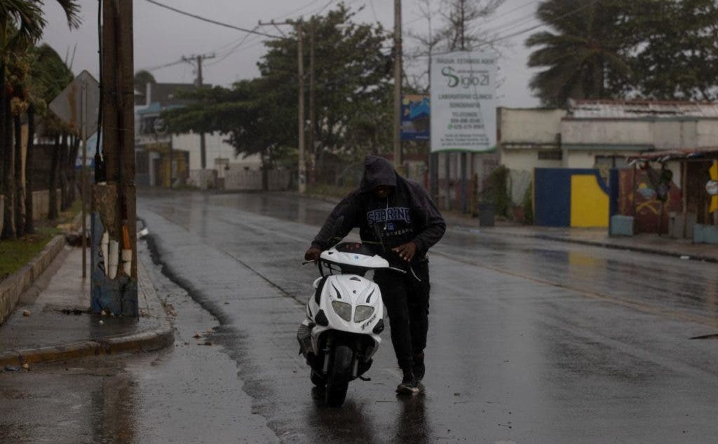 NAGUA.- Un hombre empuja su motocicleta en busca de combustible. El huracán Fiona, que desde el domingo ha causado daños catastróficos en Puerto Rico, azota ahora República Dominicana, donde tocó tierra esta madrugada, antes de alcanzar categoría de ciclón mayor el miércoles. EFE/Orlando Barría