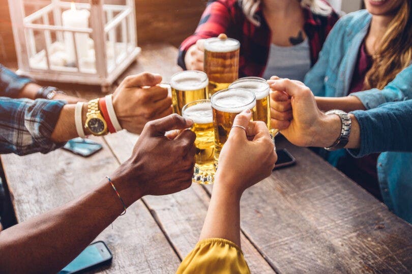 Resurge la happy hour como antídoto contra la inflación y pandemia