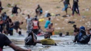 EE.UU. somete a “torturas” a migrantes haitianos por su raza, denuncia AI